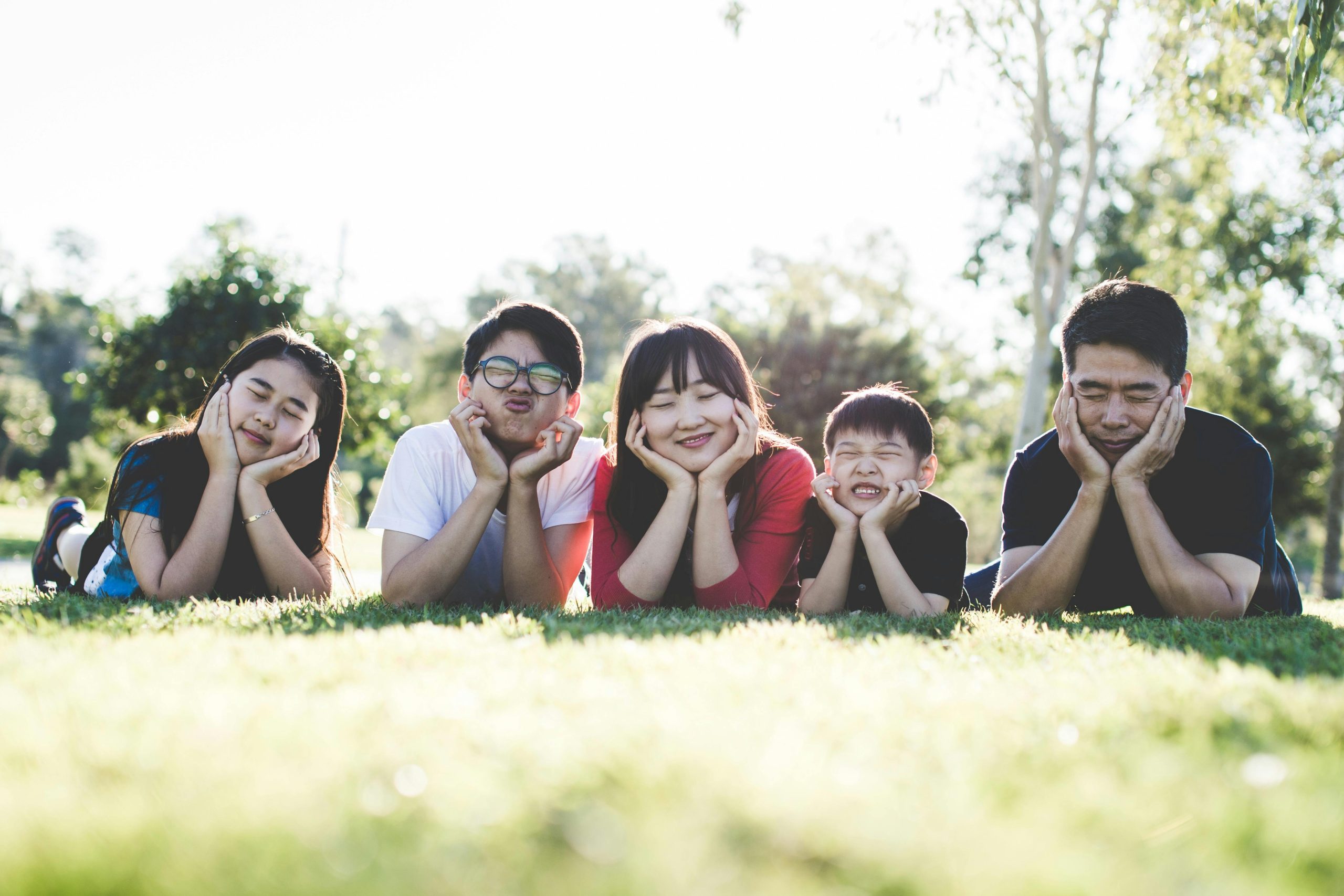 Gia đình châu Á hạnh phúc, minh họa tư vấn tài chính gia đình