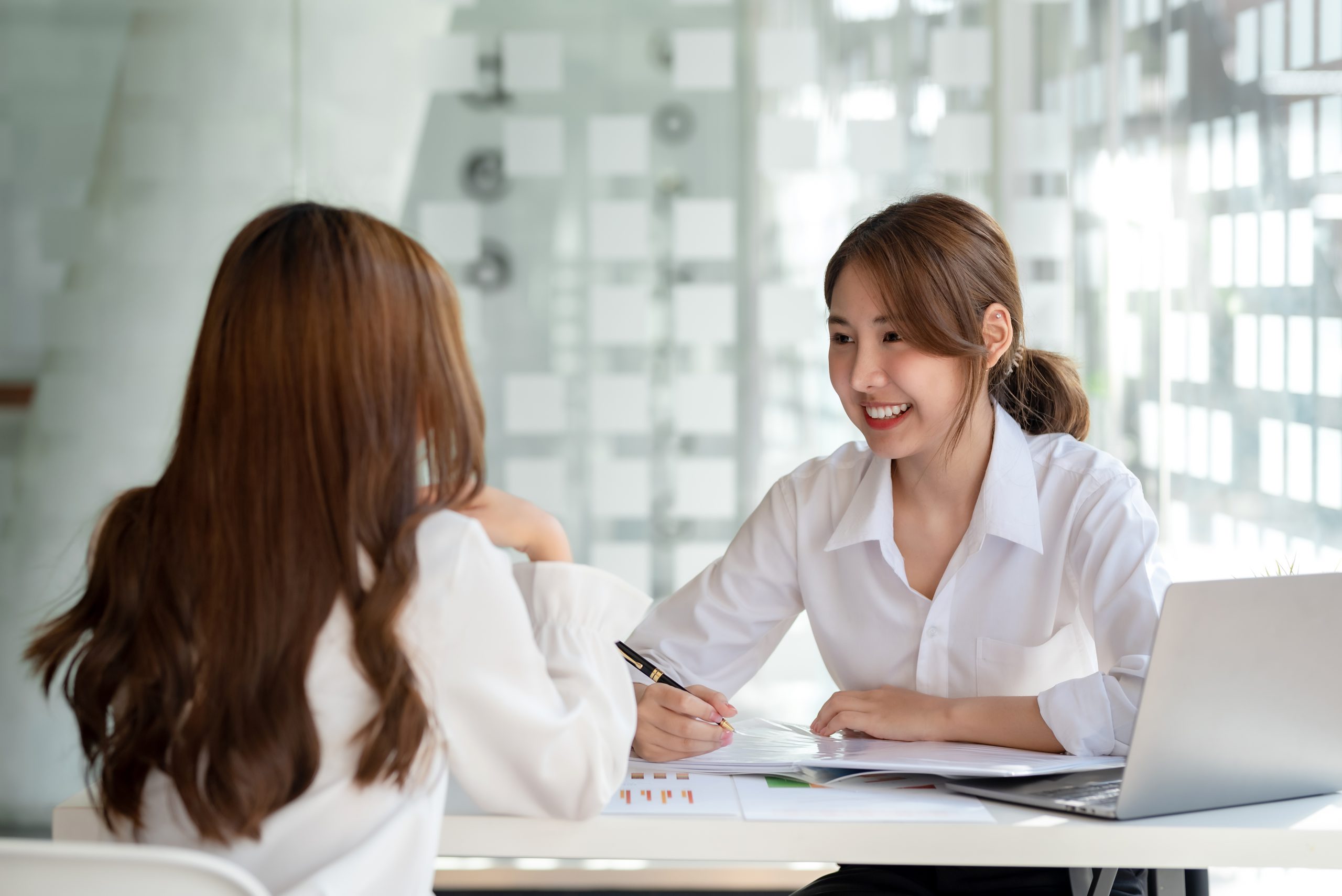 Chăm sóc khách hàng bảo hiểm AIA: chuyên viên tư vấn trao đổi với khách